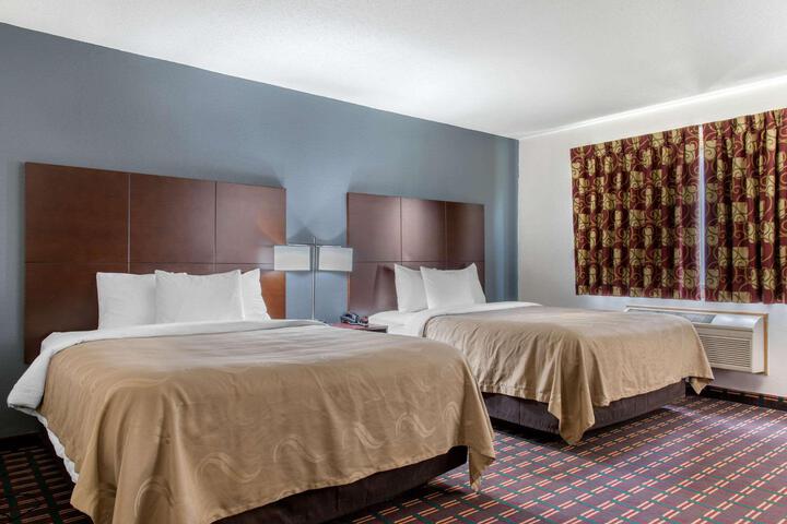 2 Queen Beds (1 of 5)