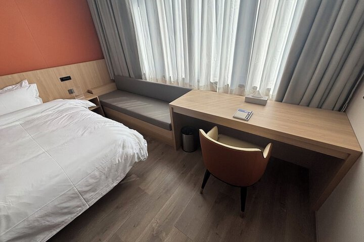 Room 9 of 28