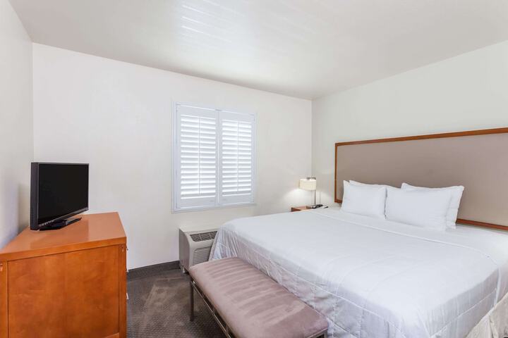 1 King Bed Mobility Hearing Impaired Accesible Studio Suite (3 of 17)