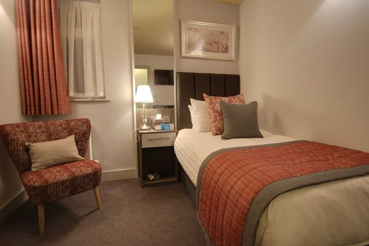 Room 8 of 32