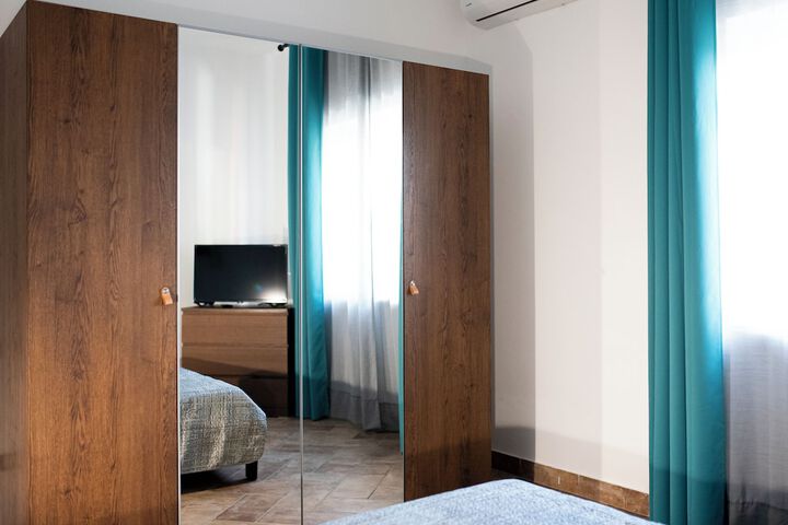 Room 6 of 103