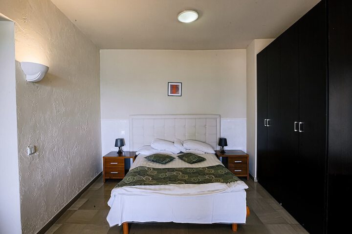 Room 7 of 104