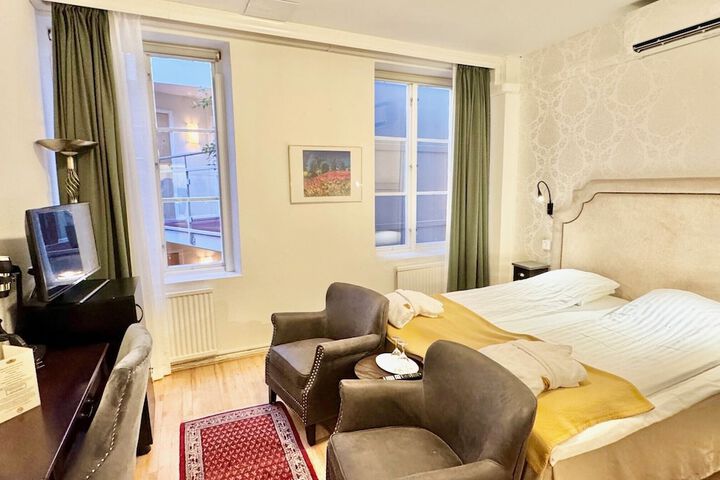 Room 85 of 212