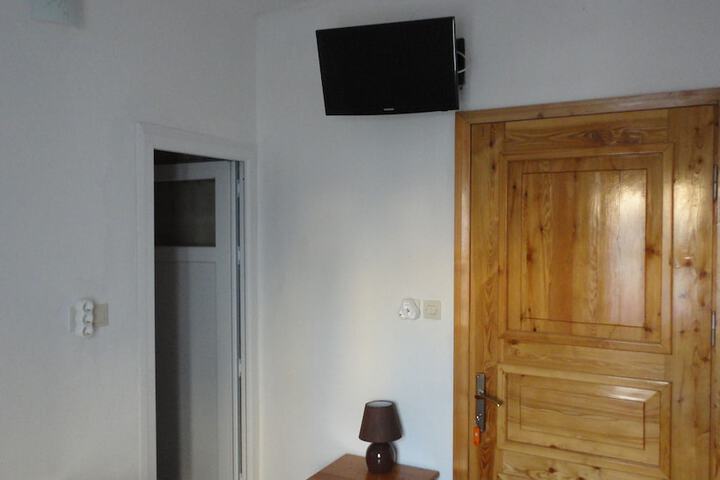 Room 6 of 99