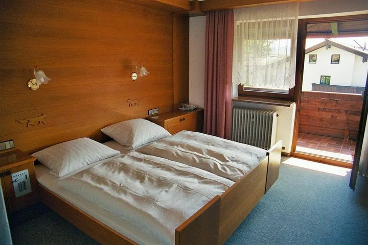 Room 4 of 6