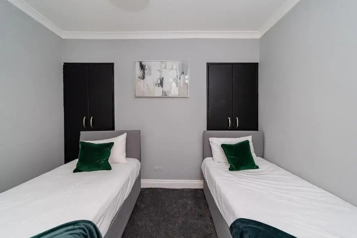 Room 4 of 16