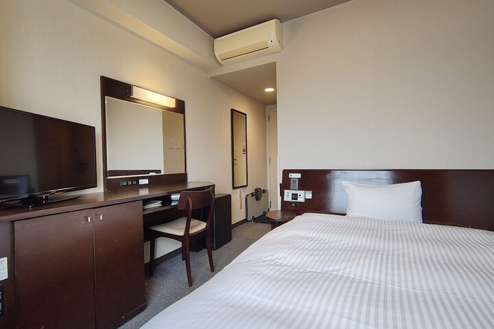 Room 28 of 37