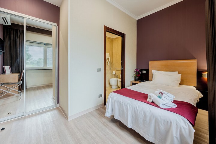 Room 6 of 25