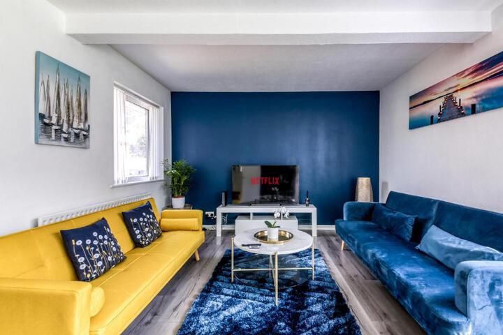 Contemporary 4 bedroom detached house with parking and city links