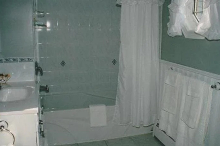 Room 6 of 8