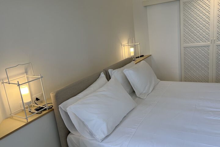 Room 7 of 99