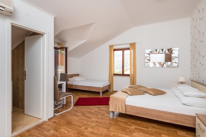 Room 13 of 80