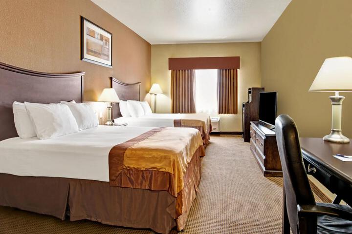 2 Queen Beds (5 of 7)