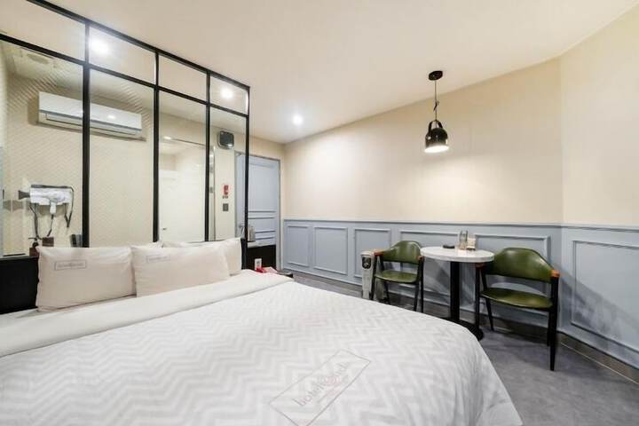 Room 4 of 17