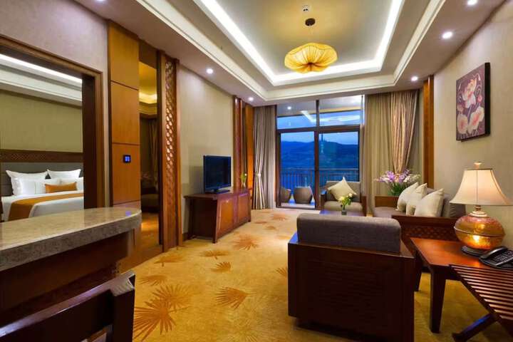 Room 4 of 10