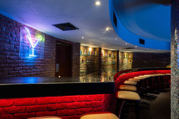 Lounge 169 of 242