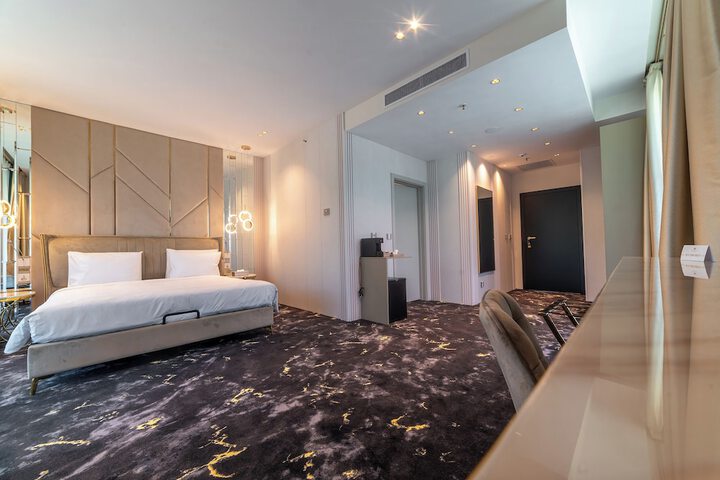 Room 11 of 37