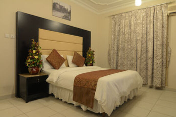 Room 4 of 8