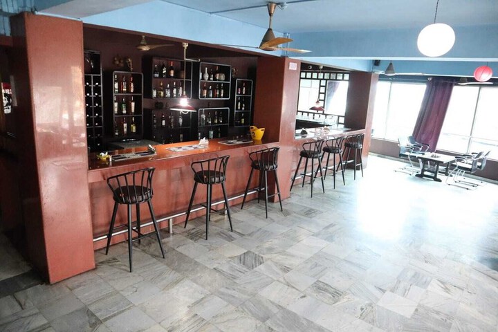 Lounge 14 of 17