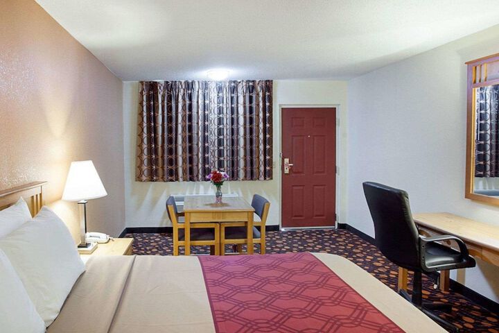 Room 10 of 26
