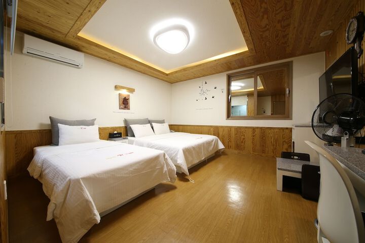 Room 7 of 100