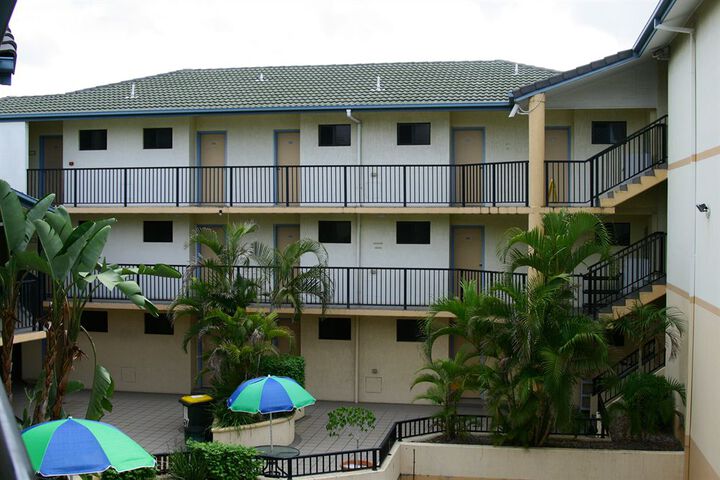Hotel Exterior 11 of 24