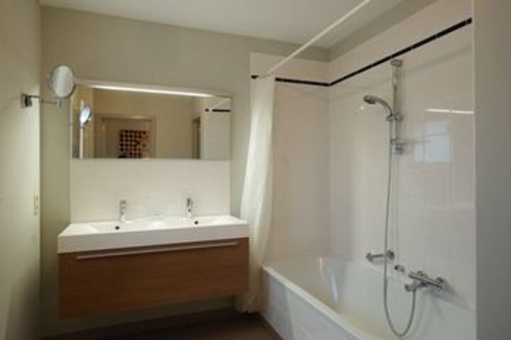 Room 2 of 28