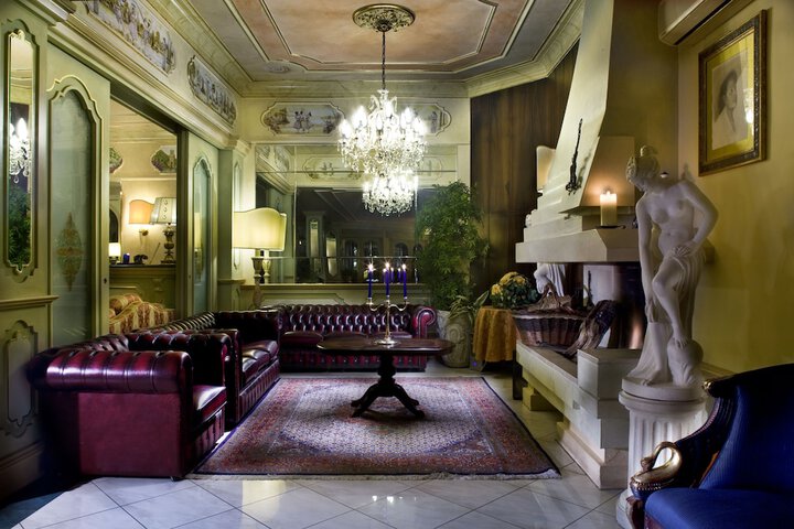 Lounge 20 of 25