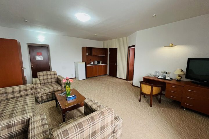 Room 42 of 106