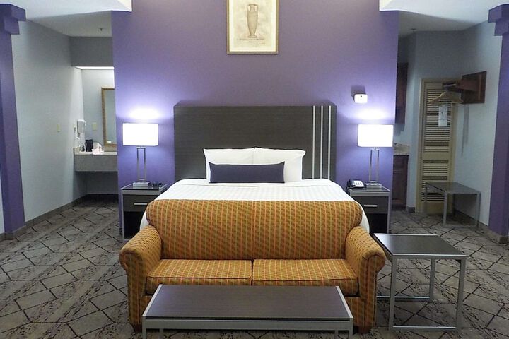 1 King Accessible Walk in Shower Love Seat Exterior Corridor Full Breakfast (18 of 26)