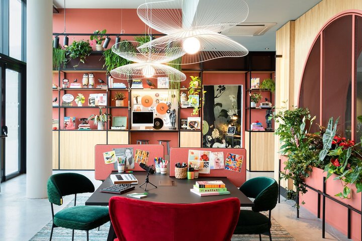 Lobby lounge