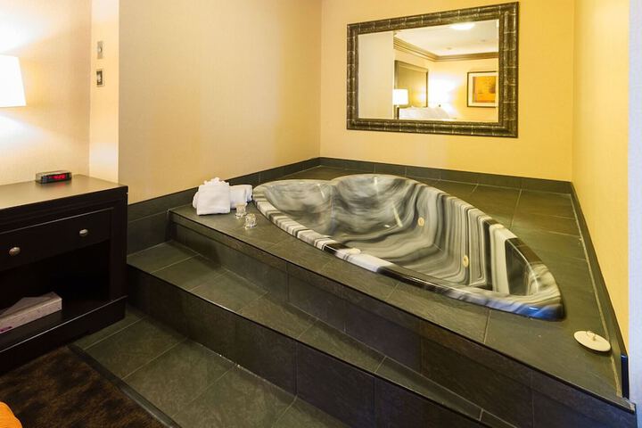 Jetted tub
