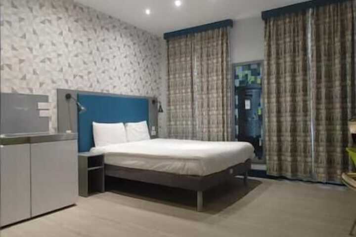 Room 6 of 11
