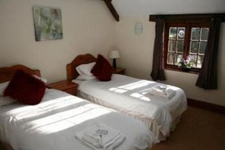 Room 4 of 9