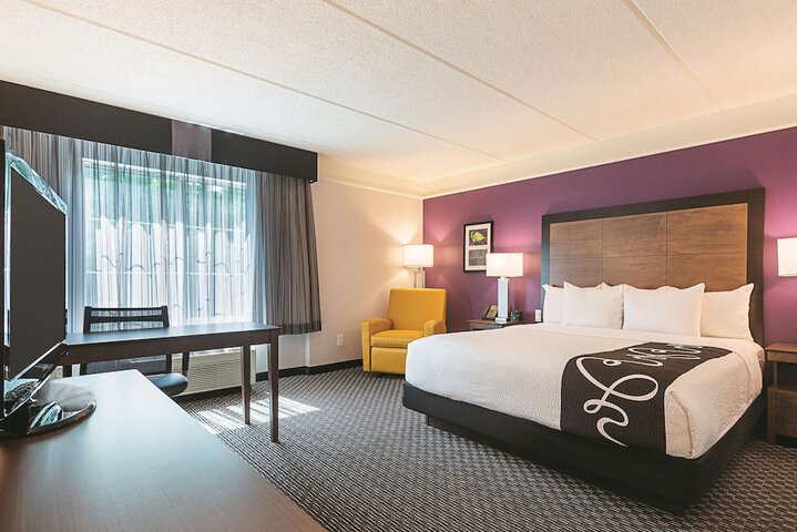 1 King Bed (3 of 21)