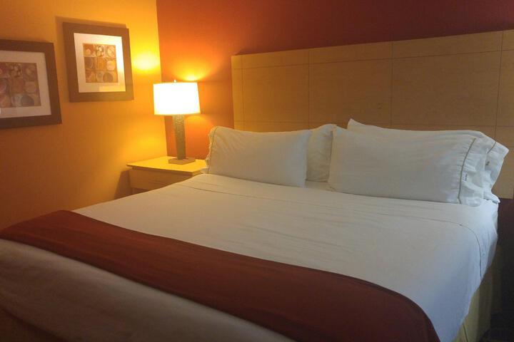 1 King Bed (10 of 13)