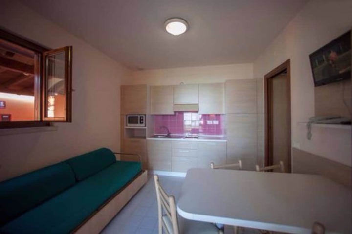 Room 6 of 93