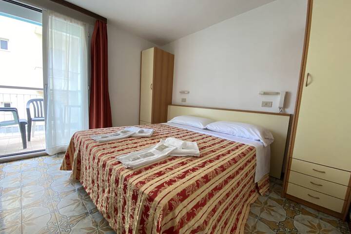 Room 4 of 108