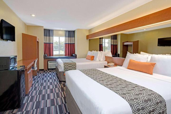 1 Queen Bed Accessible Room (16 of 16)