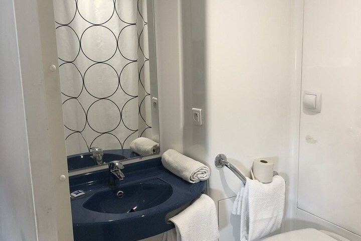 Room 10 of 28