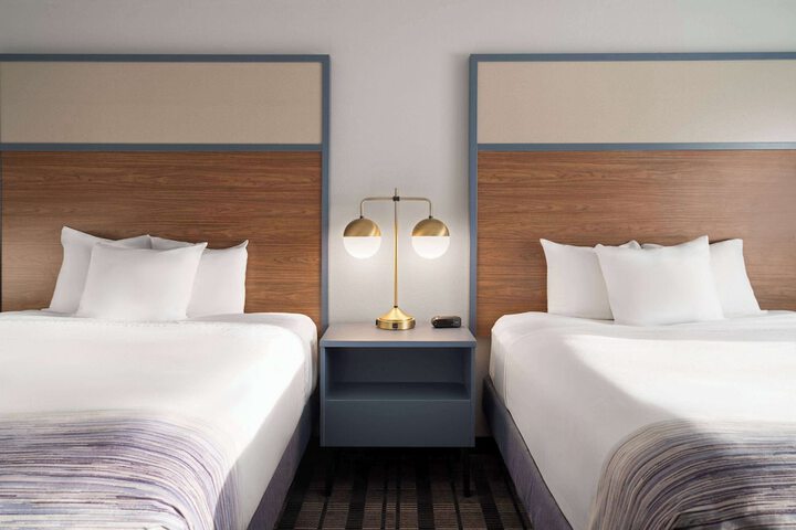 2 Queen Beds (5 of 14)