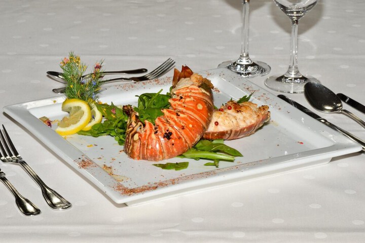 Dining 32 of 40