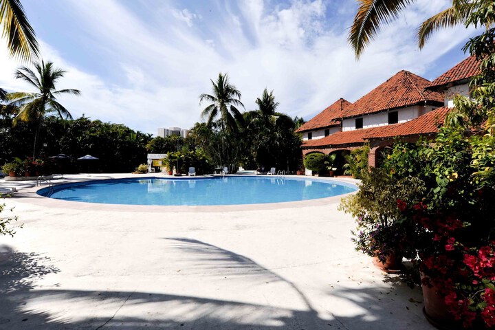 Hotel Pool