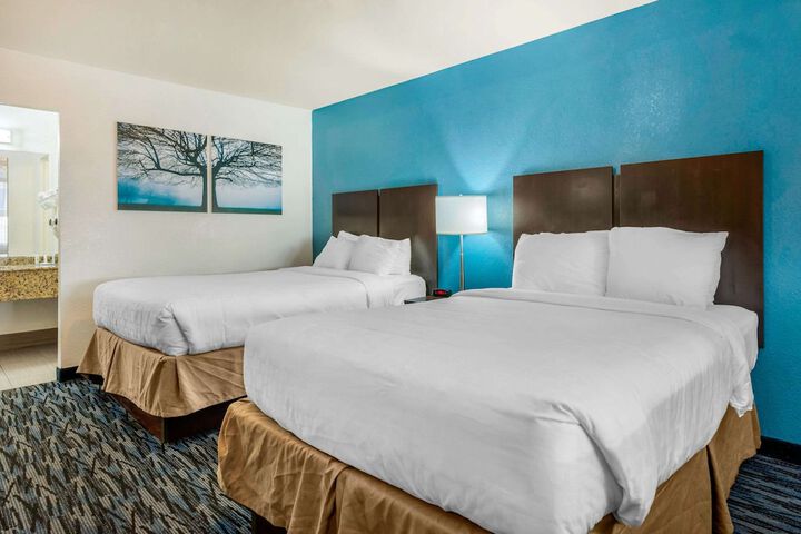 2 Queen Beds (6 of 6)