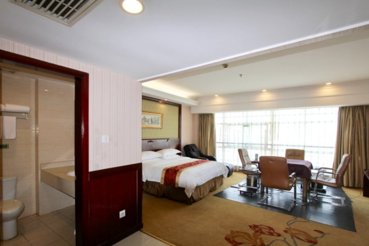 Room 10 of 14
