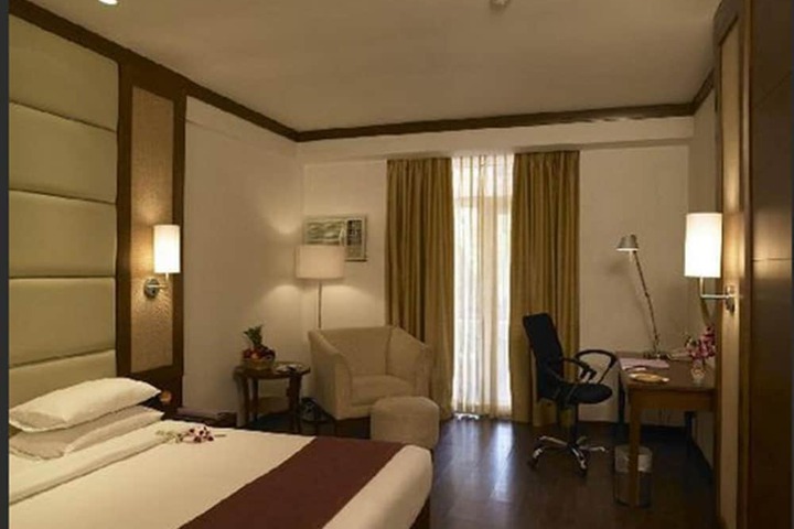 Room 4 of 90