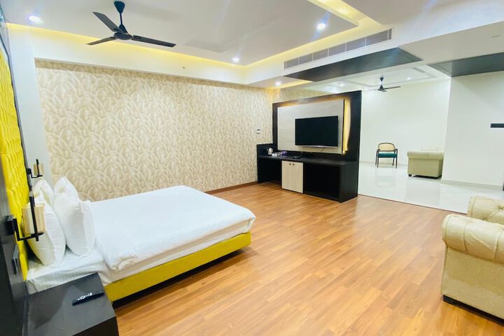 Room 5 of 10