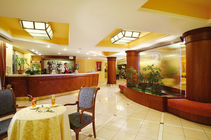 Lounge 46 of 56