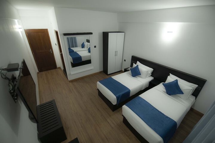 Room 8 of 33