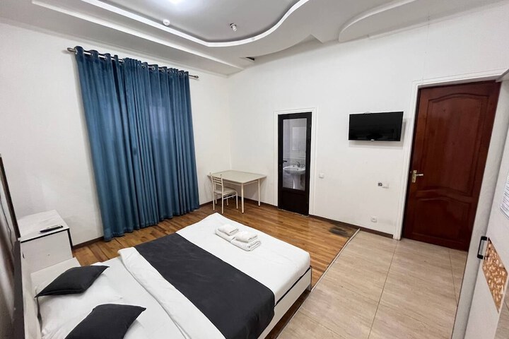 Room 7 of 18